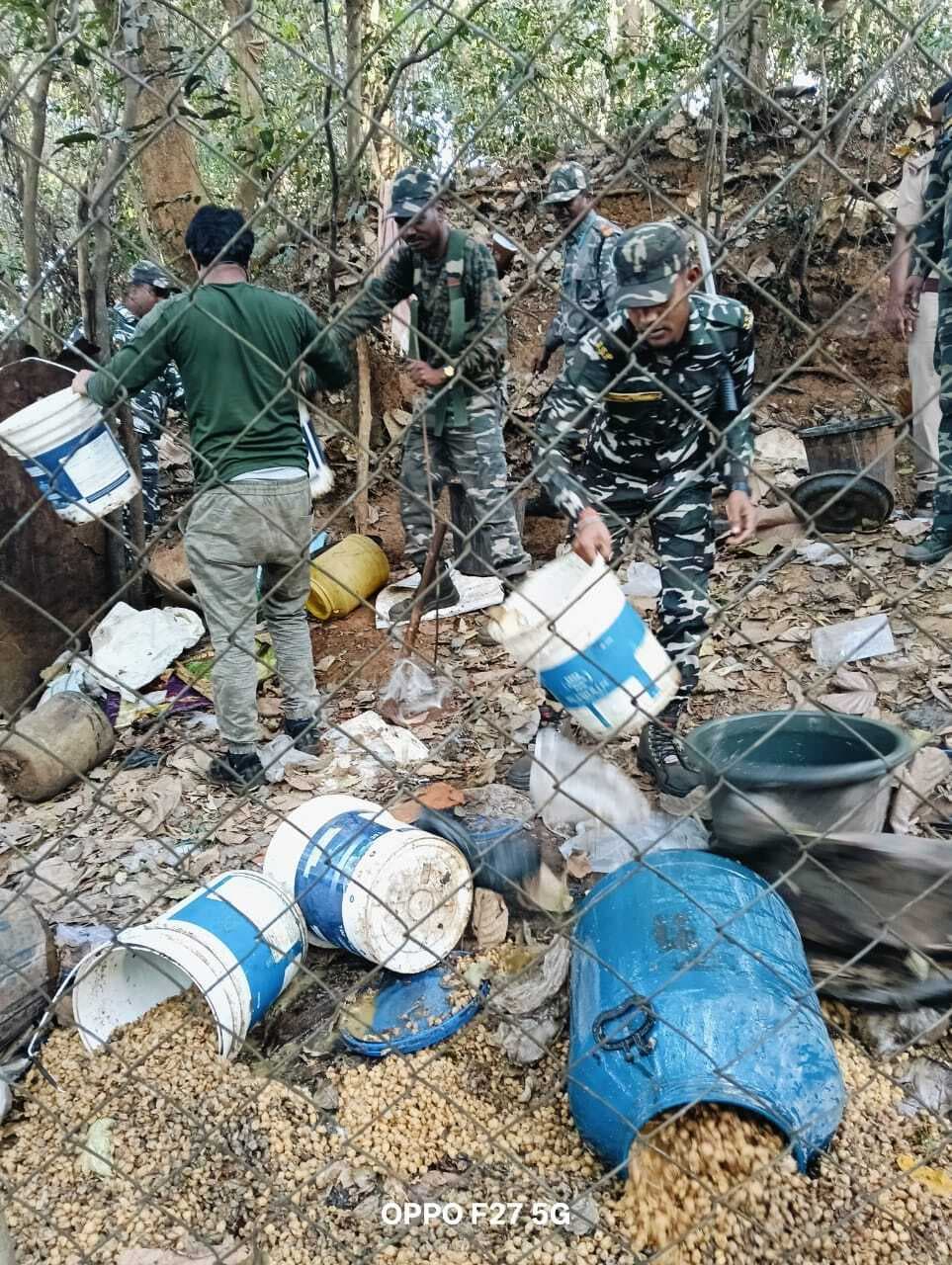 Chaibasa news : जगन्नाथपुर में देसी शराब की भट्ठियां तोड़ीं, 4500 किलो जावा व 2500 लीटर महुआ नष्ट