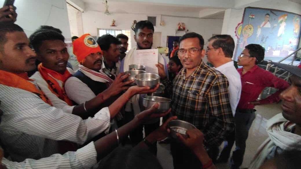 Chaibasa news : विद्यार्थियों ने कटोरा लेकर शिक्षा की भीख मांगी, 20 दिनों में समाधान नहीं होने पर तालाबंदी की चेतावनी