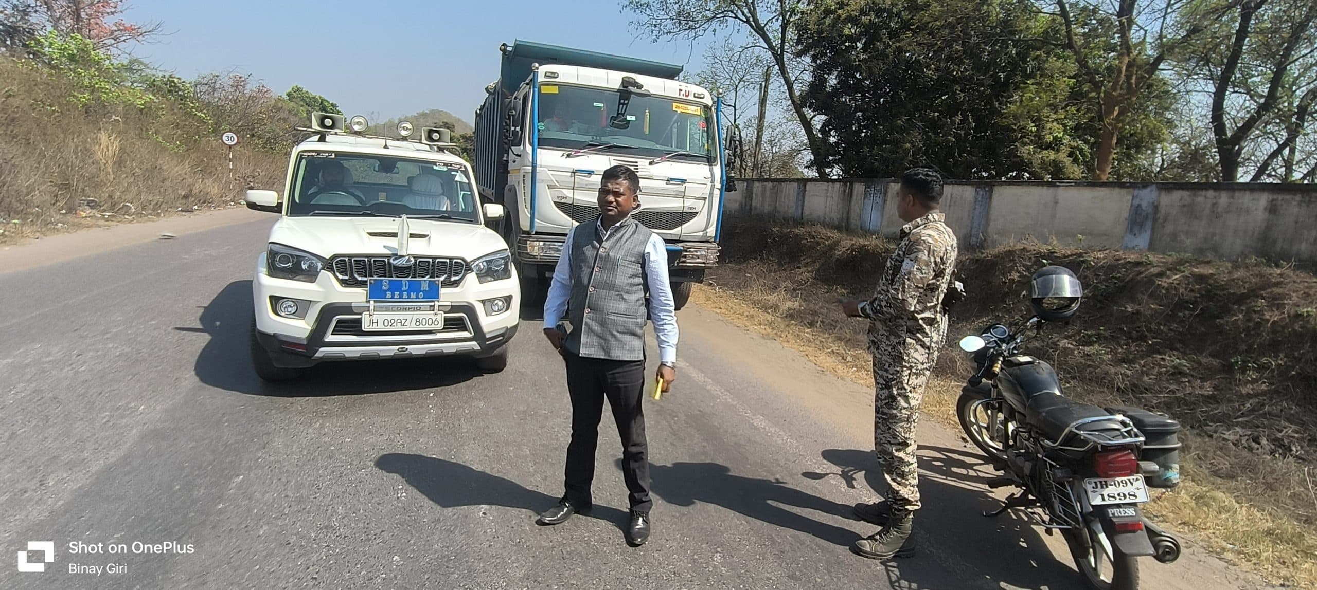 Bokaro News : सात ओवरलोड वाहन पकड़ कर थाना को सौंपा