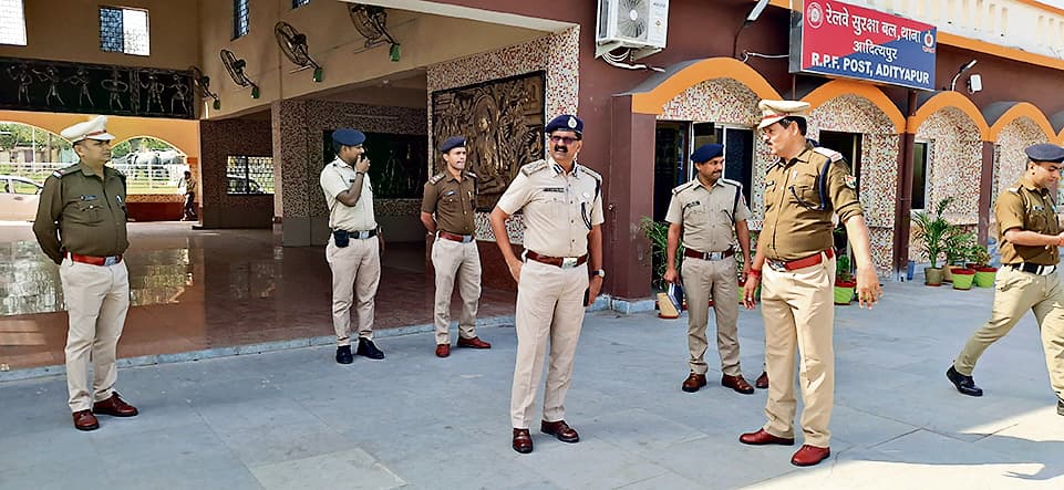 Jamshedpur News : आरपीएफ डीआइजी ने किया आदित्यपुर स्टेशन का निरीक्षण, सुरक्षा व्यवस्था को दुरुस्त करने का निर्देश