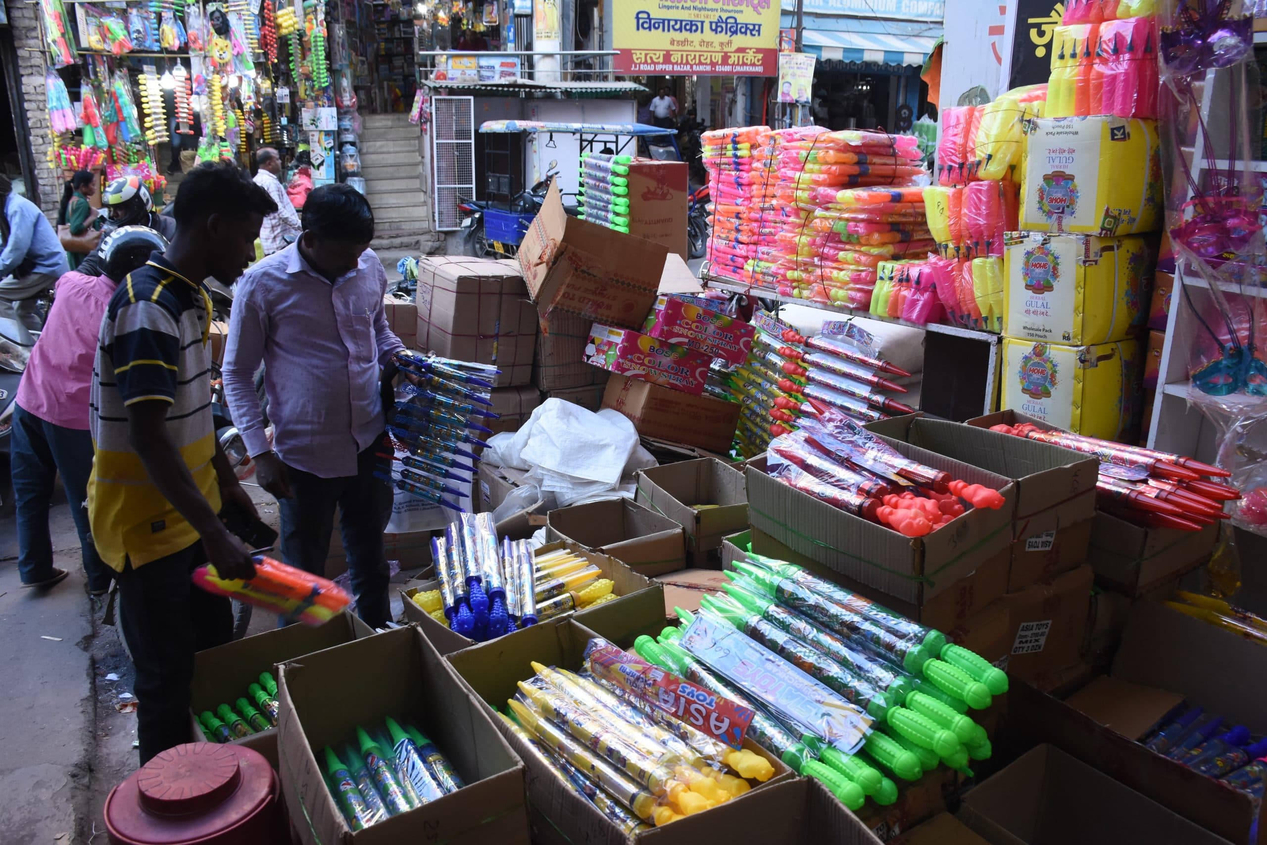 ranchi news : रांची के बाजार में रंग-बिरंगे गुलाल, पिचकारियां, आर्टिफिशियल मास्क के कलेक्शन की भरमार