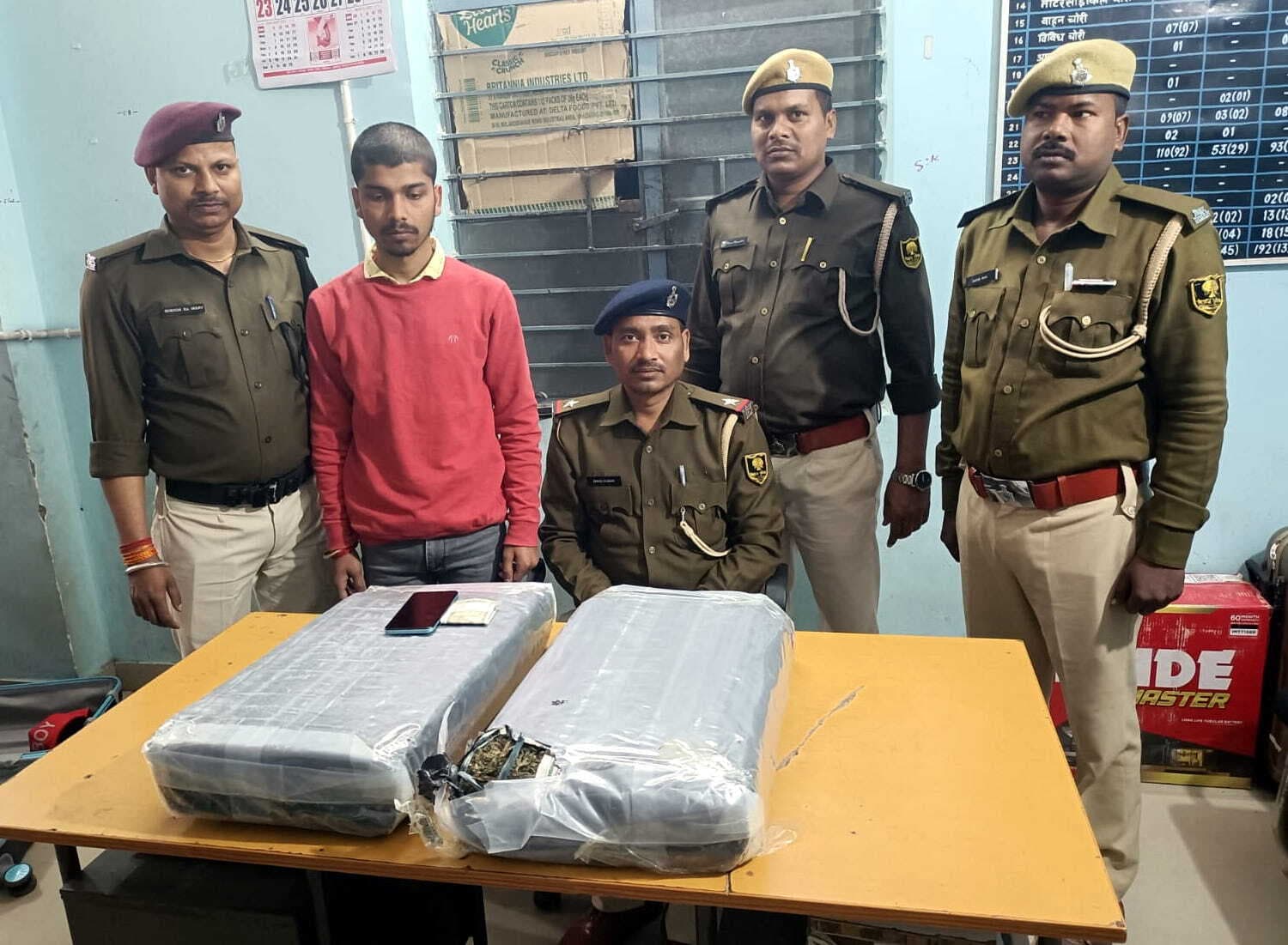 जंक्शन पर 21 किलो गांजा के साथ मोतिहारी का तस्कर गिरफ्तार