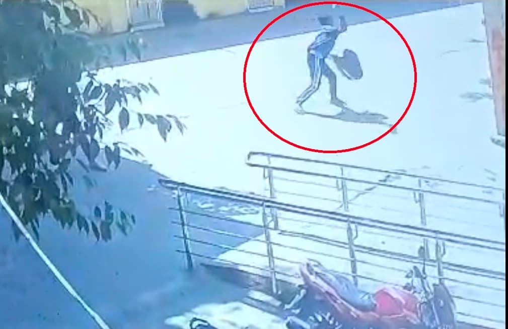 पटना विवि में छात्र संघ चुनाव की घोषणा के अगले दिन प्रोफेसर की गाड़ी पर बमबाजी