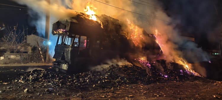 बीड़ी पत्ता लदे ट्रक में लगी आग, जलकर राख, चालक की सूझबूझ से टला बड़ा हादसा