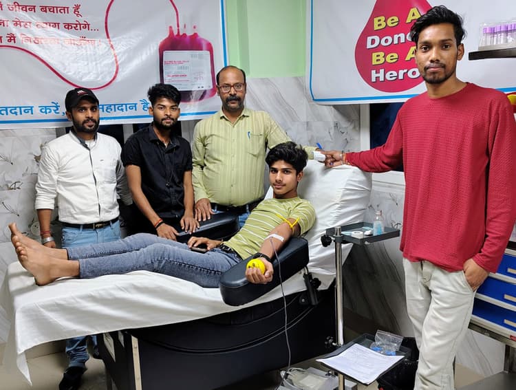 जमाल ने रखा रोजा, फिर शाम में इफ्तार कर किया रक्तदान