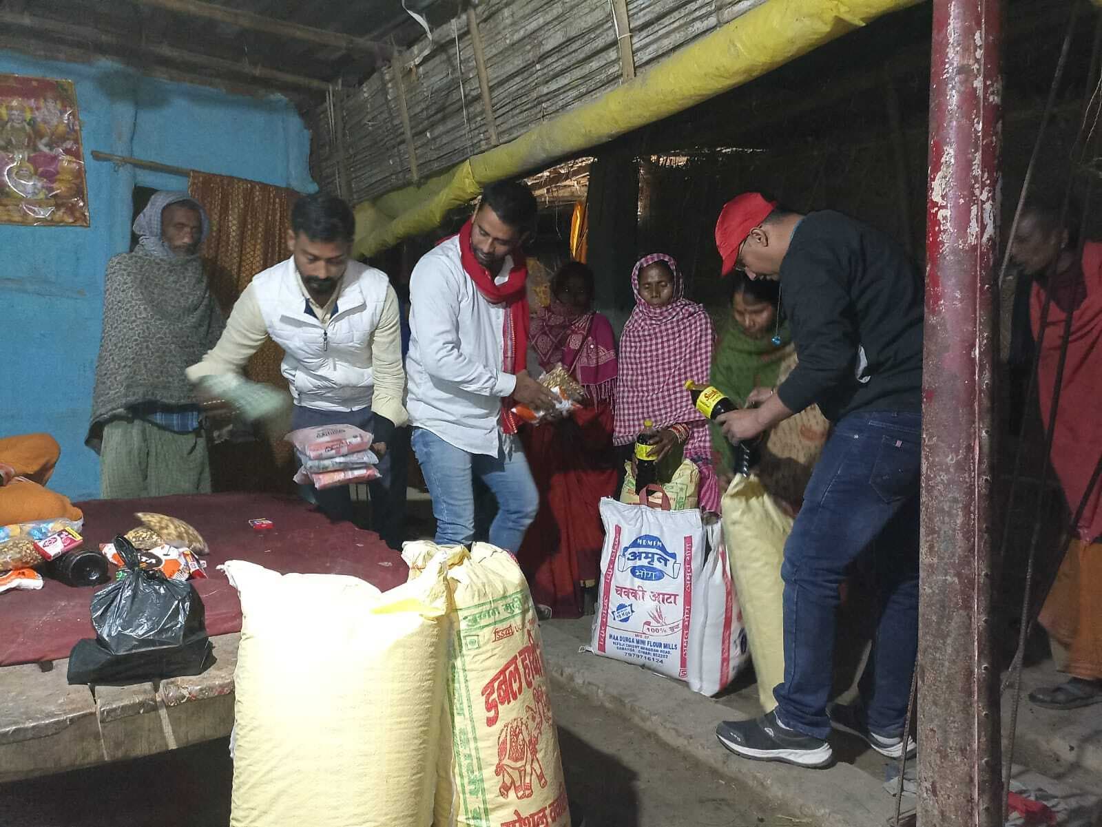 अग्नि पीड़ित परिवारों के बीच ब्राह्मण महासभा ने बांटी राहत सामग्री