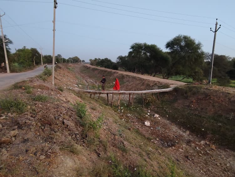 पकरी के ग्रामीणों ने की उत्तर कोयल नहर पर पुल निर्माण की मांग