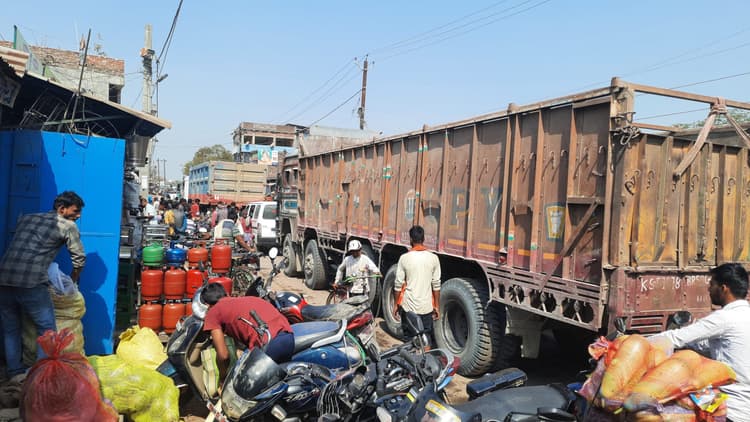 बैंगा पुल से लेकर दुर्गा स्थान चौक तक अवैध अतिक्रमण,  दिनभर जाम