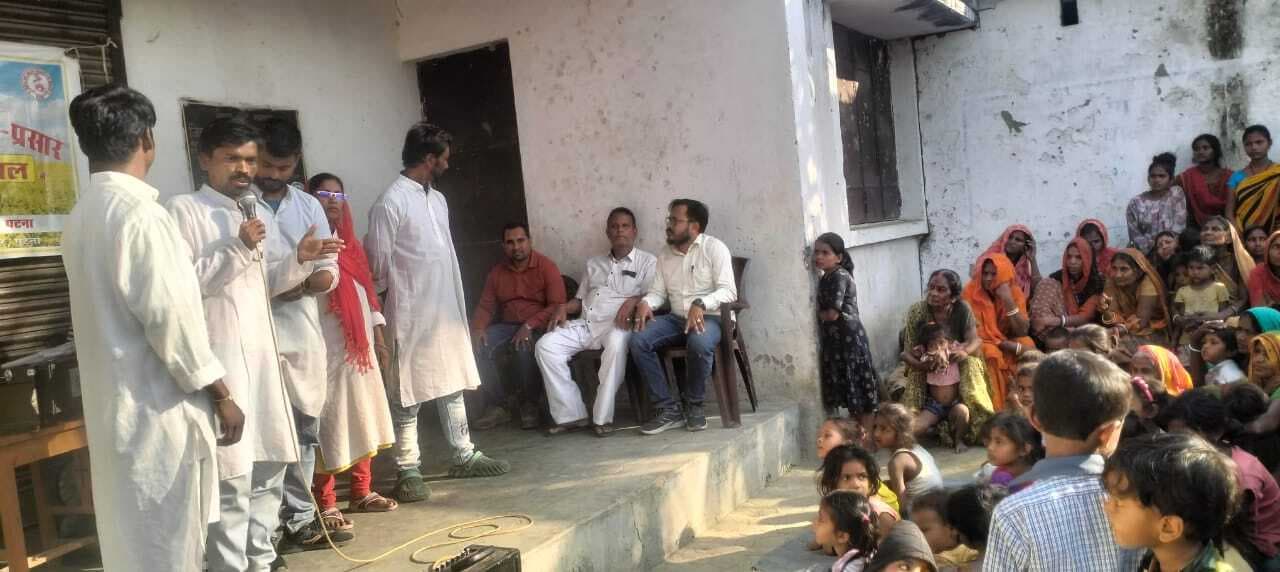 नुक्कड़ नाटक के माध्यम से किया गया किसानों को जागरूक