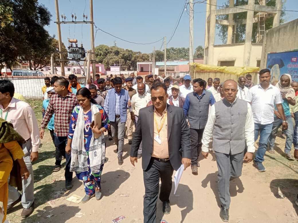 डीएम ने प्रखंड व अंचल कार्यालय के लिए जमीन का किया निरीक्षण