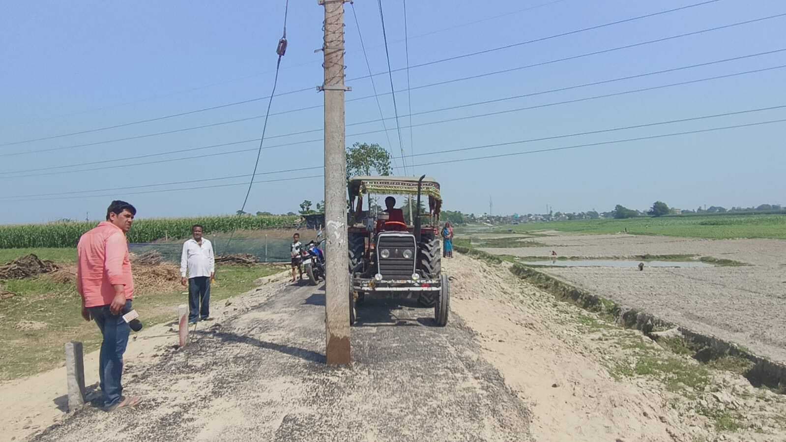 सड़क पर गड़ा बिजली पोल फिर भी बना दी पक्की सड़क