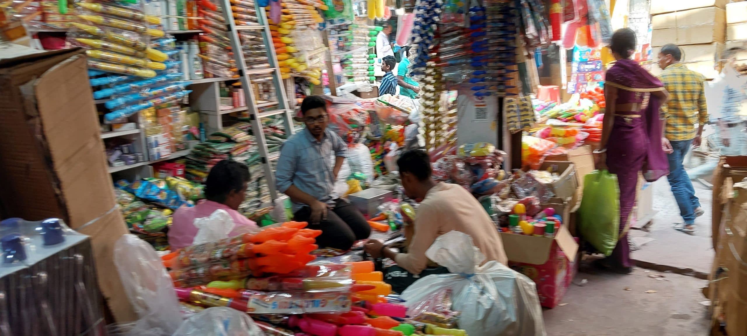 होली को लेकर बाजार में बढ़ी चहल-पहल, खरीदारी ने में जुटे लोग