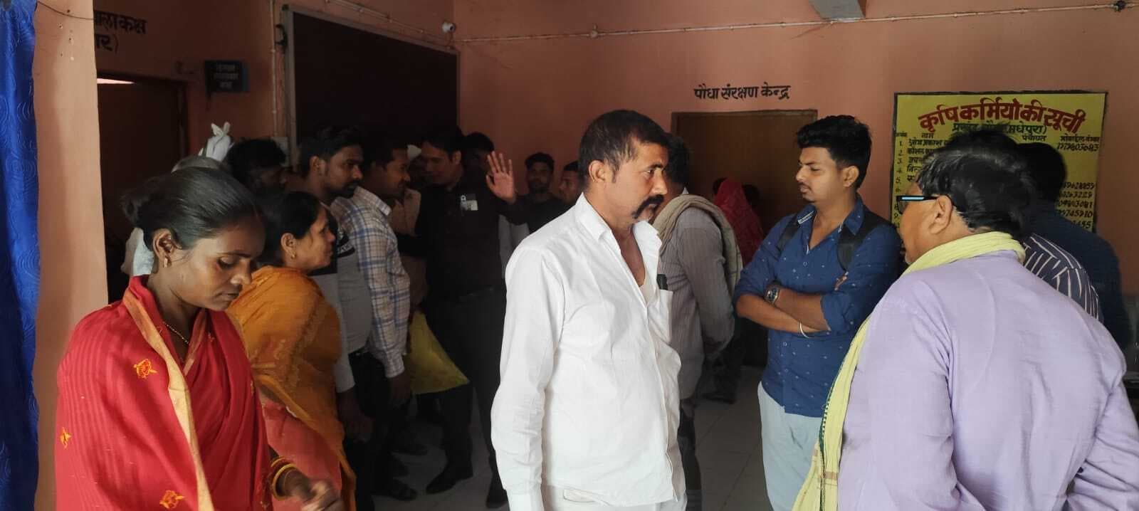 जिला कृषि पदाधिकारी ने चौसा प्रखंड कृषि कार्यालय का किया औचक निरीक्षण