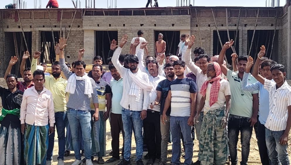 पंचायत सरकार भवन निर्माण में अनियमितता, ग्रामीणों ने किया प्रदर्शन