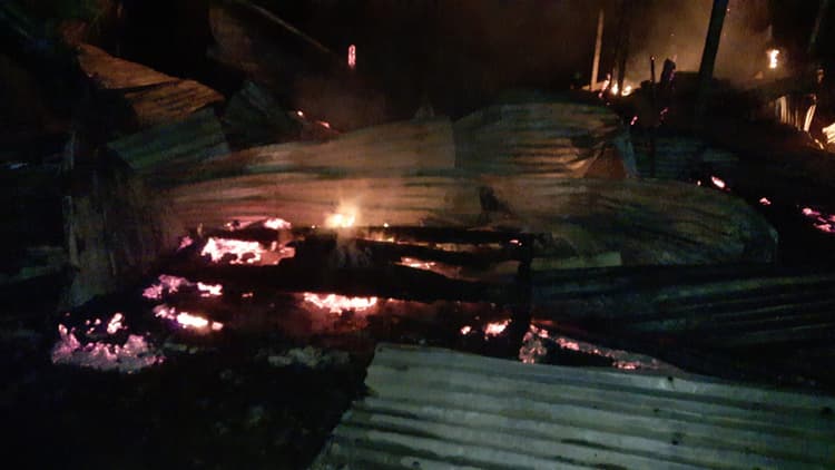 बिल्डिंग मटेरियल डिपो में लगी भीषण आग, पांच लाख की संपत्ति जलकर राख