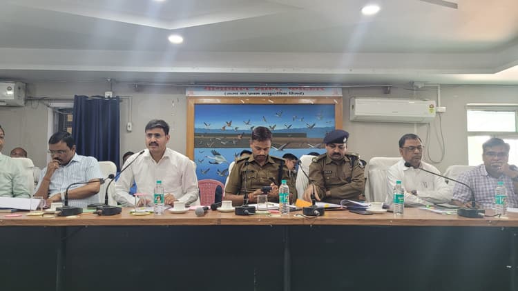 होली पर असामाजिक व शरारती तत्वों पर रखे विशेष नजर: डीएम