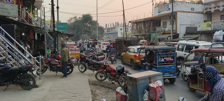 कोलासी बाजार में ऑटो चालकों का अतिक्रमण, राहगीर व दुकानदार परेशान