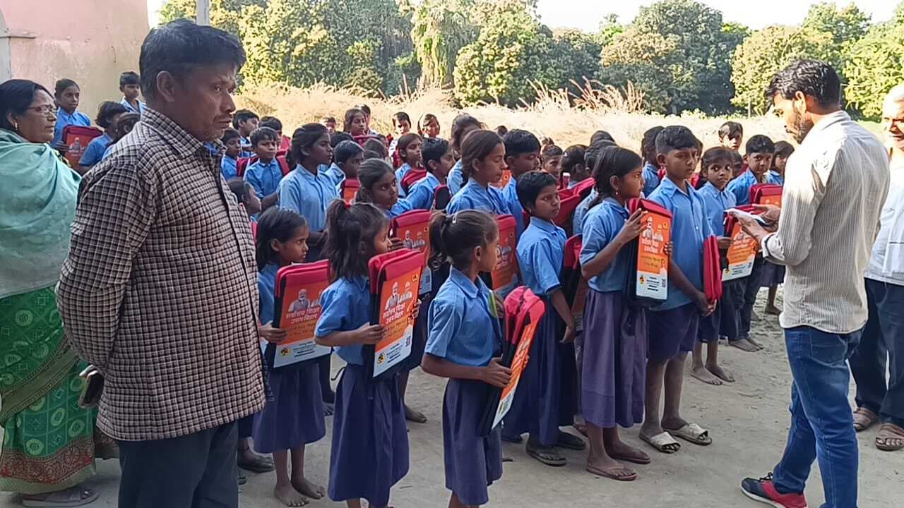 स्कूलों में किया गया स्कूल बैग का वितरण