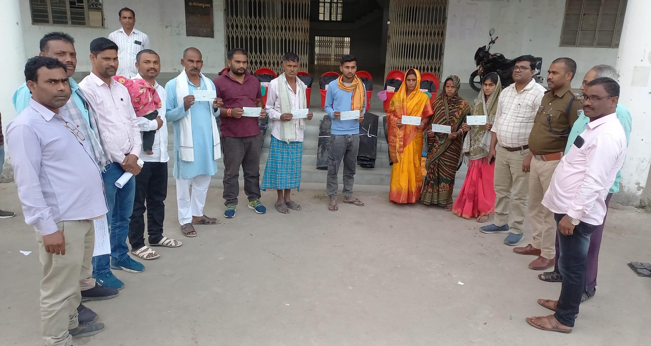 मनिहारी के मिर्जापुर में अगलगी की घटना में सात परिवार के घर जले