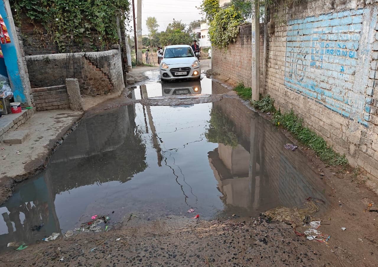 नप क्षेत्र के वार्ड दो भोला टोला में जलजामव से लोग परेशान