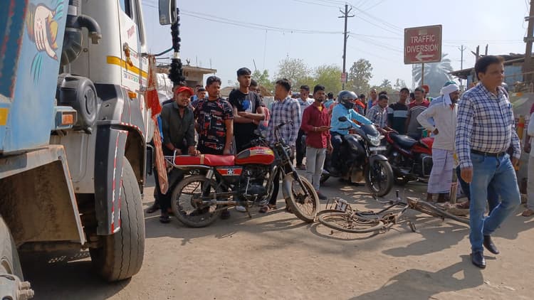 Accident News : हाइवा की चपेट में आया राज मिस्त्री, ग्रामीणों ने एक घंटे किया जाम