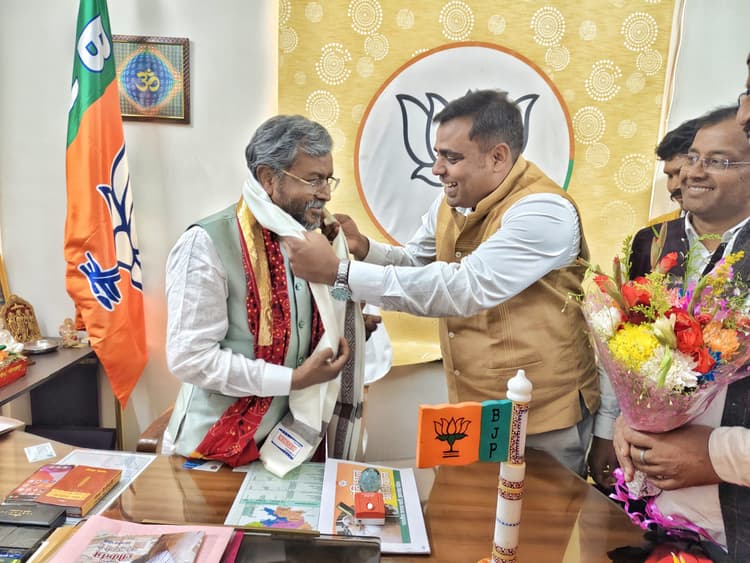 Political News : विधायक दल का नेता चुने जाने पर बाबूलाल मरांडी का अभिनंदन