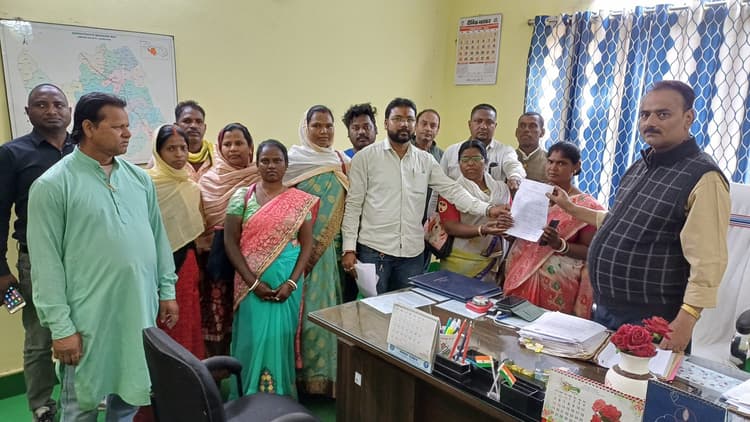 प्रखंड प्रमुख के खिलाफ अविश्वास प्रस्ताव लाने की मांग