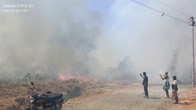 सहरजोरी के बंद खदान के समीप झाड़ियों से उठी आग की लपटें