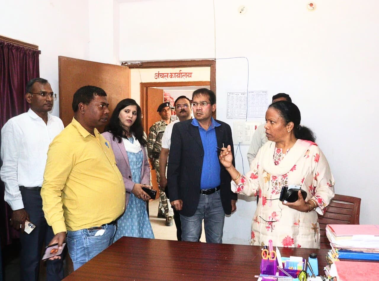 जिला प्रशासन की टीम ने अंचल कार्यालय का किया निरीक्षण