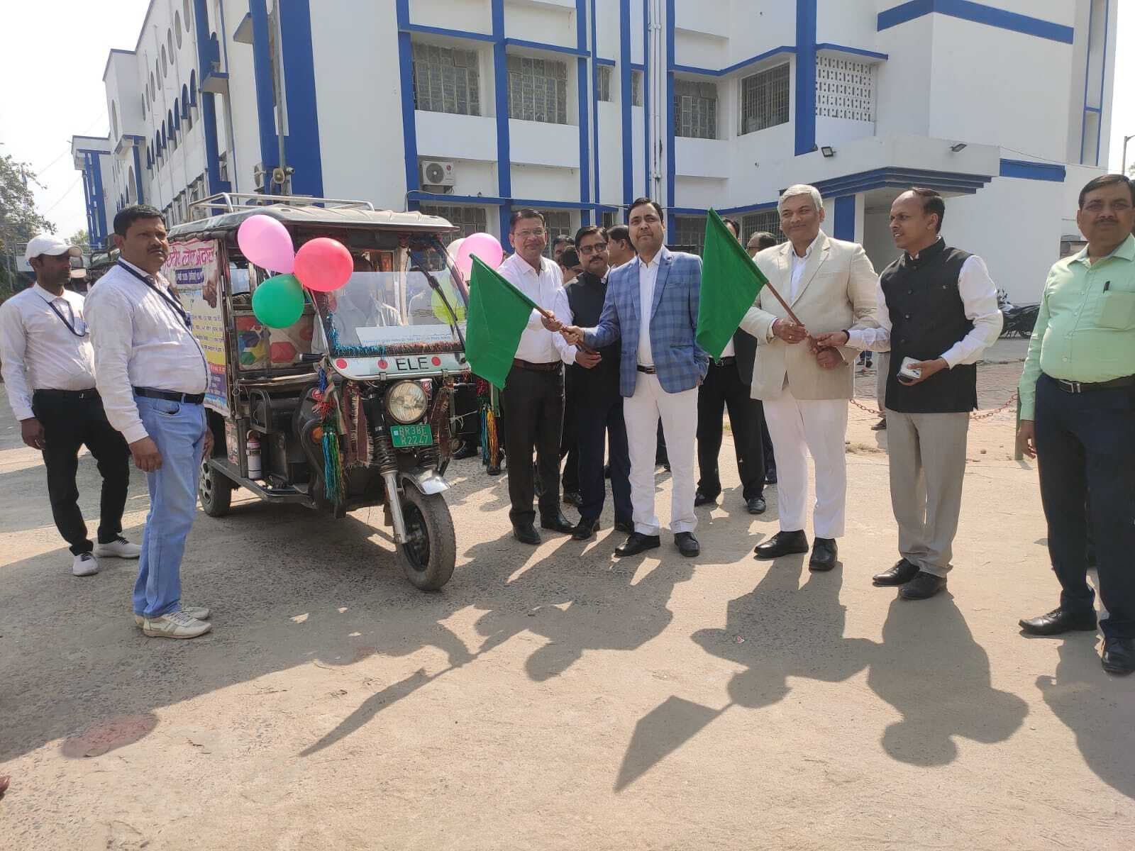 जिला जज ने न्याय रथ को किया रवाना