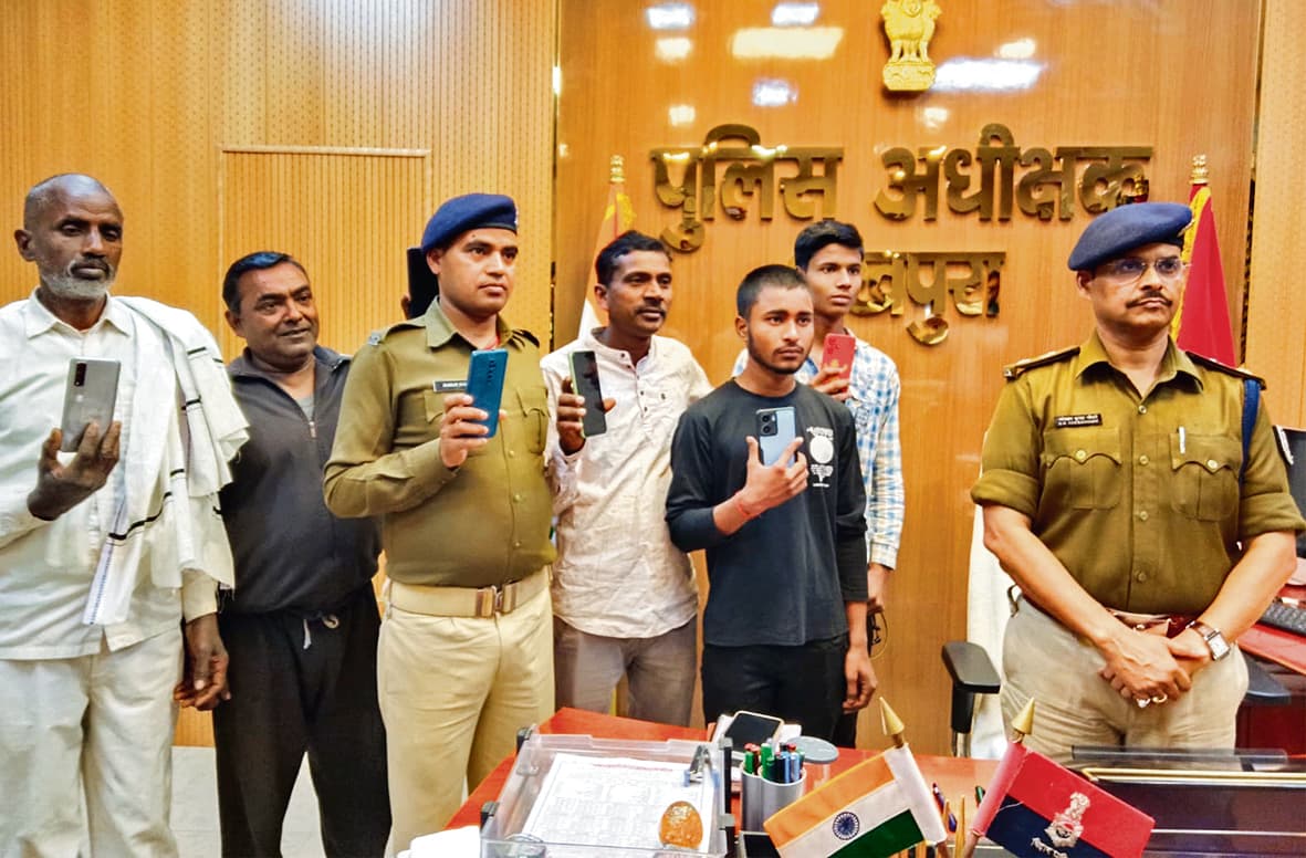 एसपी के हाथों खोए मोबाइल पाकर चेहरे पर लौटा मुस्कान
