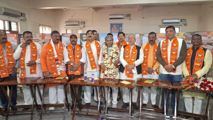 Political News : बाबूलाल मरांडी ने गांव-गरीब के जीवन में परिवर्तन लाने के लिए किया संघर्ष : भूपेंद्र