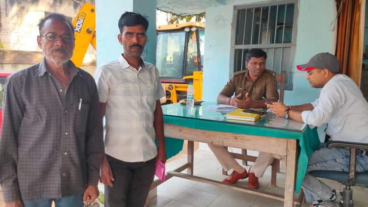 जमीन विवाद में आम के पेड़ काटने का आरोप