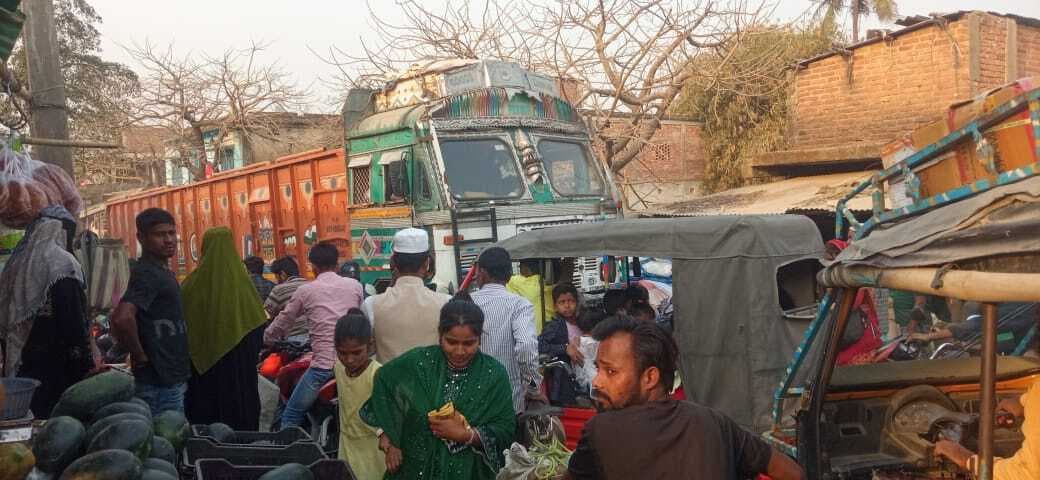 सर्विस लेन से लेकर फुटपाथ पर अतिक्रमण, राह मुश्किल