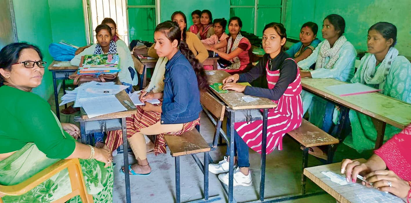 Chhapra News : कॉलेजों में निर्धारित शेड्यूल पर हुई स्नातक फाइनल इयर की प्रायोगिक परीक्षा