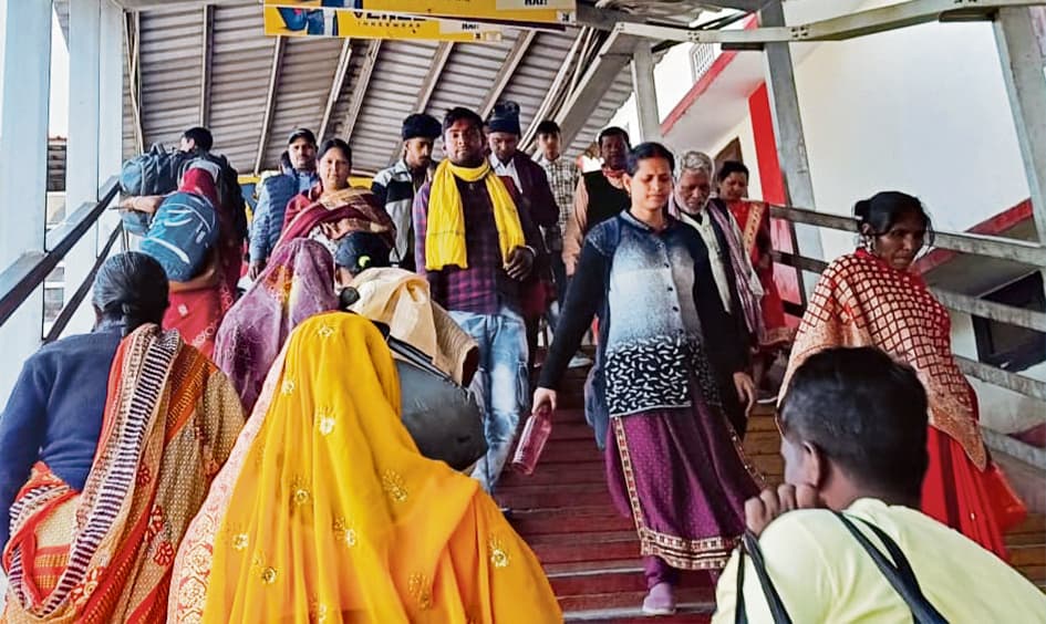 Chhapra News : होली नजदीक आते ही जंक्शन व बस स्टैंड पर बढ़ी भीड़