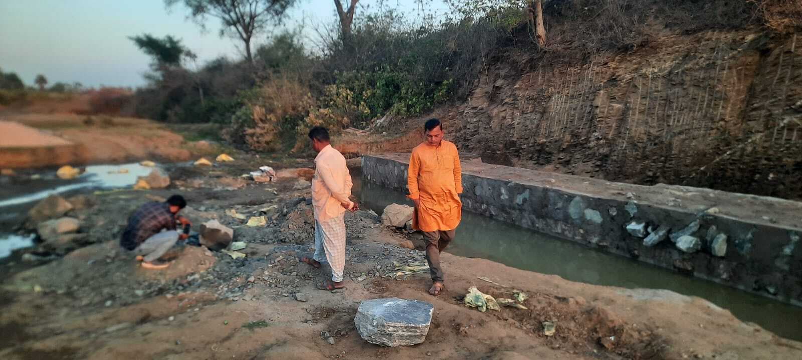 सहजपुर जेरोपहाड़ी नदी में बन रहे चेक डैम की हो जांच