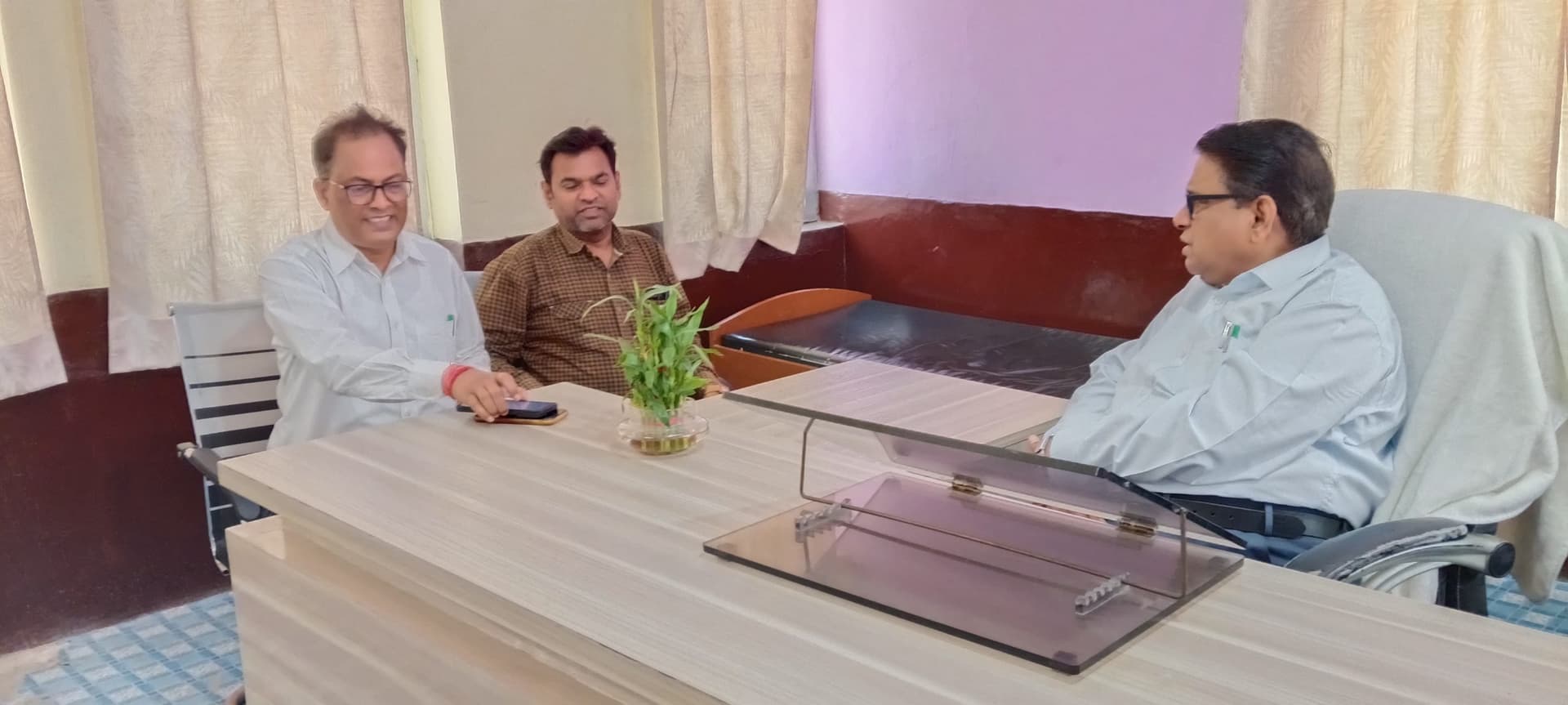 Madhubani News : अनुपस्थित चिकित्सक व स्वास्थ्य कर्मियों से किया जवाब तलब