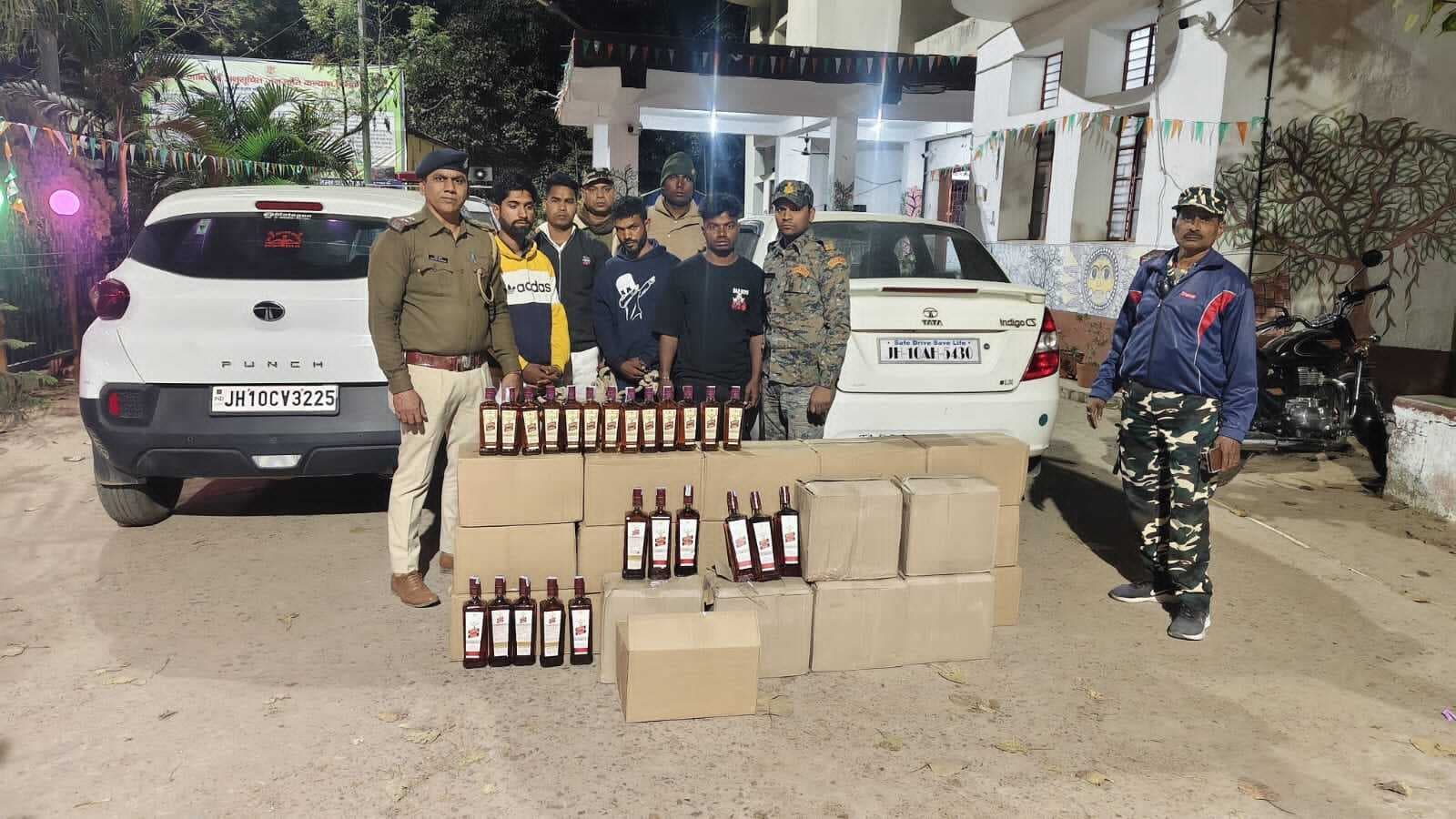 दो कारों से 206 लीटर शराब जब्त, तीन तस्कर गिरफ्तार