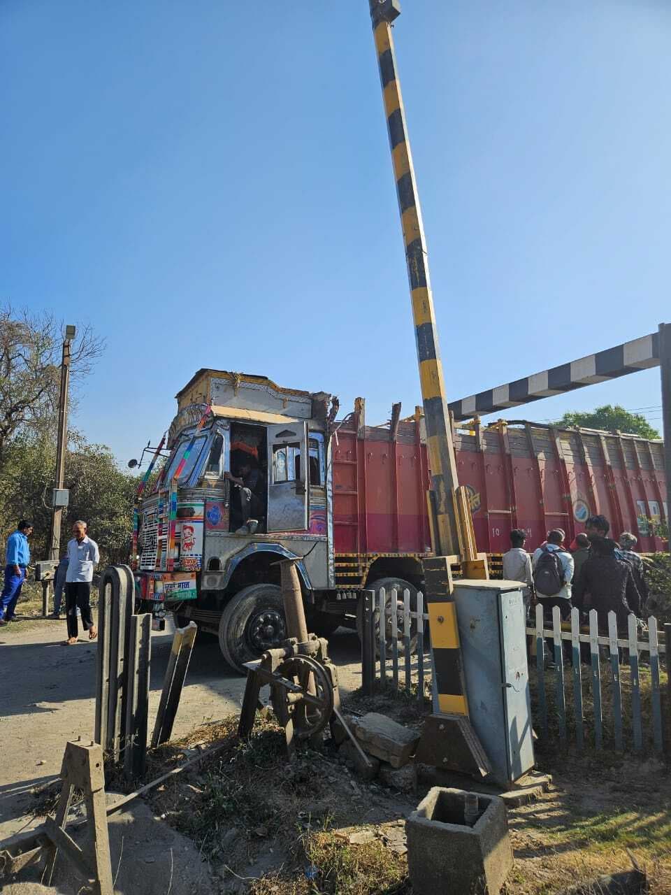 झाझा-किऊल मुख्य रेलखंड के दादपुर रेलवे फाटक पर फंसा बालू लदा ट्रक