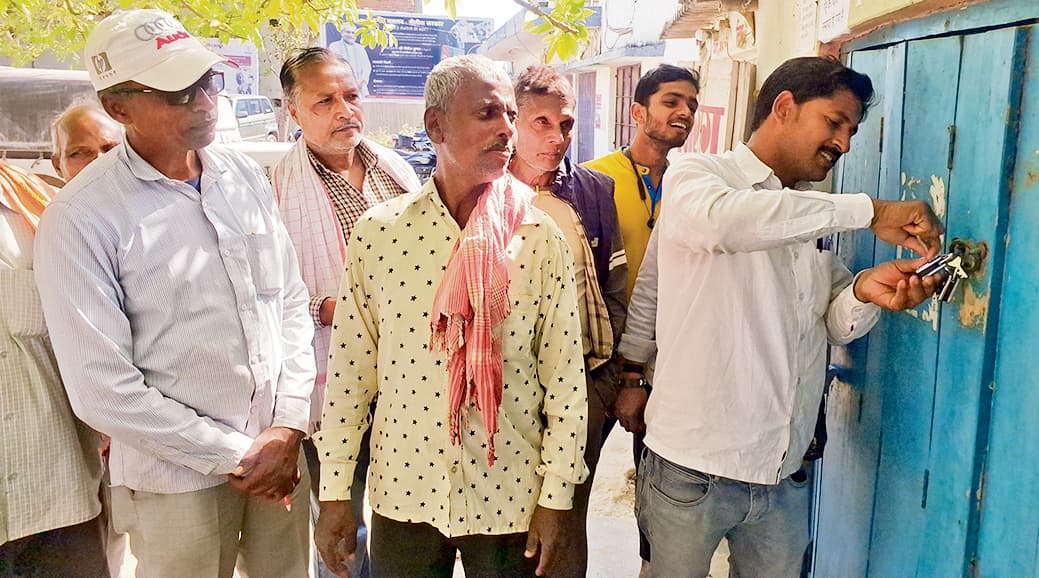Chhapra News : इसुआपुर प्रखंड कार्यालय स्थित खाद-बीज दुकान पर किसानों ने लगाया ताला