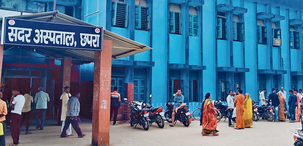 Chhapra News : सदर अस्पताल में स्वास्थ्यकर्मियों की मनमानी से आये दिन हो रही परेशानी