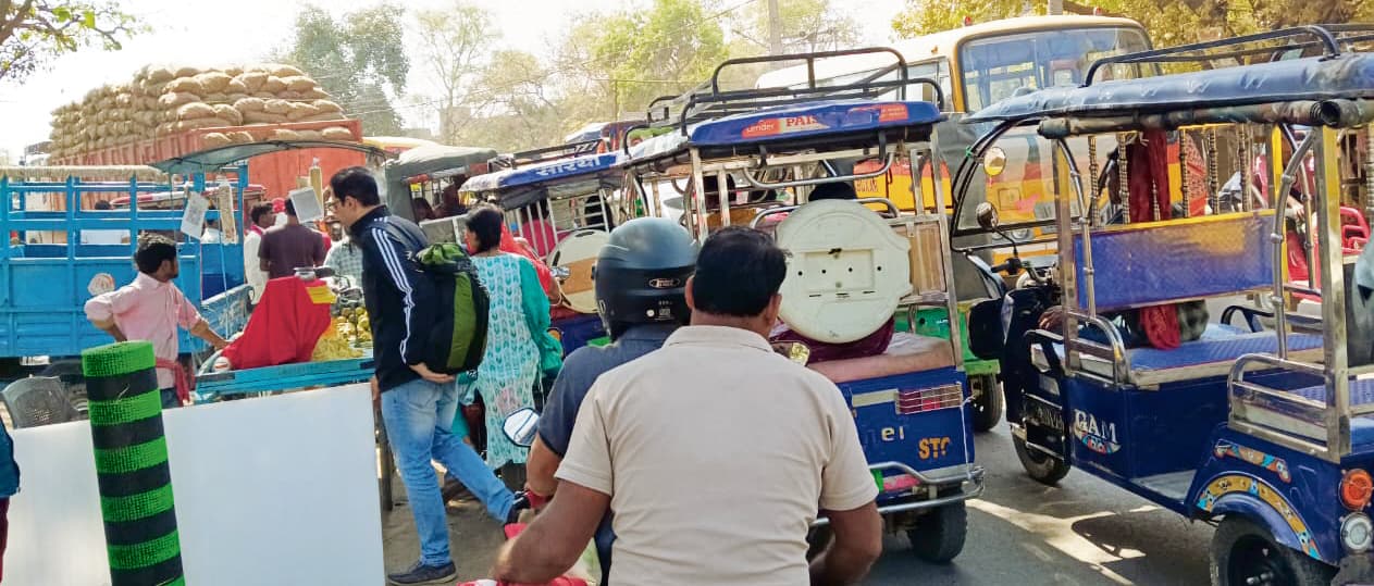 Buxar News: गोलंबर से बाइपास तक लगी छोटे-बड़े वाहनों की लंबी लाइन