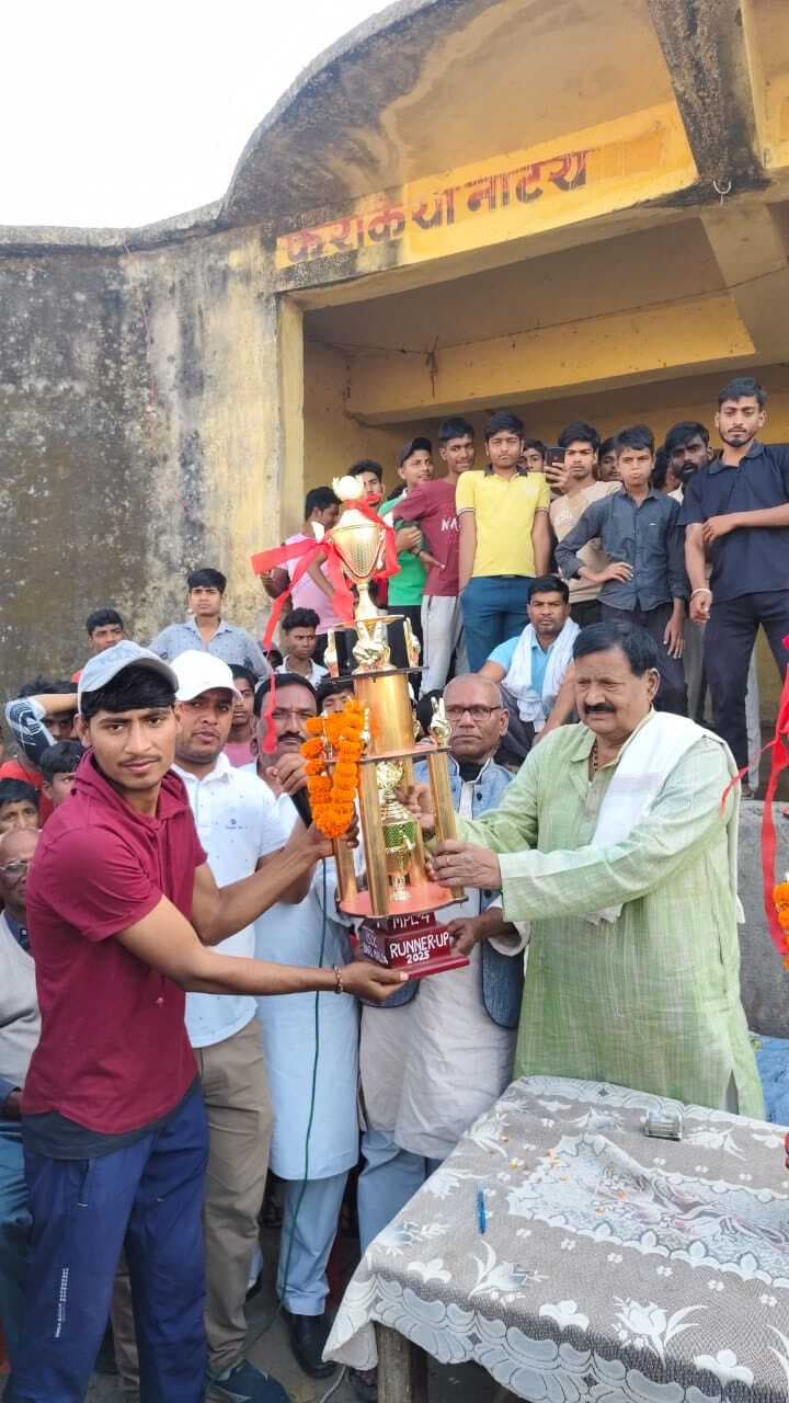 छोटी मलिया ने पिपरा को 63 रनों से हराकर कप पर जमाया कब्जा