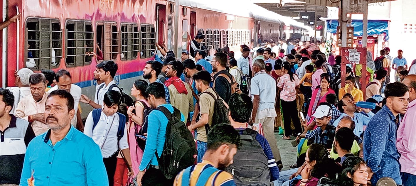 ट्रेनों में रिजर्वेशन नहीं मिलने से परदेशियों को होली में घर आना हुआ काफी मुश्किल