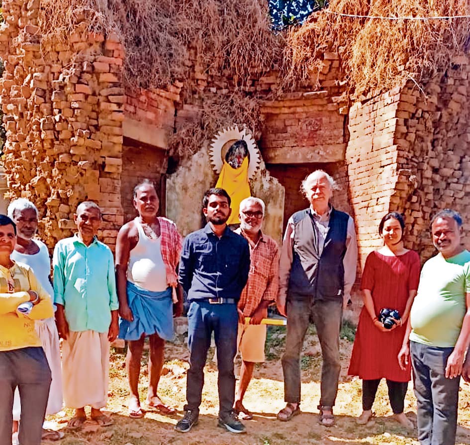 अमेरिकी प्रोफेसर ने तरारी के देव वरुणार्क में प्राचीन मूर्तियों का किया अध्ययन