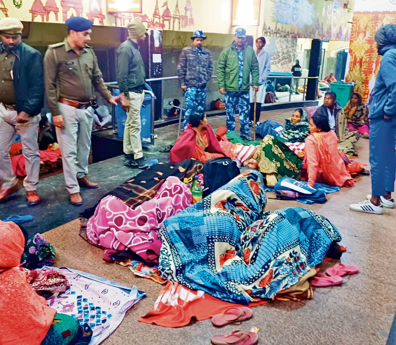 Gopalganj News  : होली में नशाखुरानों पर नकेल कसने के लिए ट्रेनों व स्टेशनों पर शुरू हुआ जांच अभियान