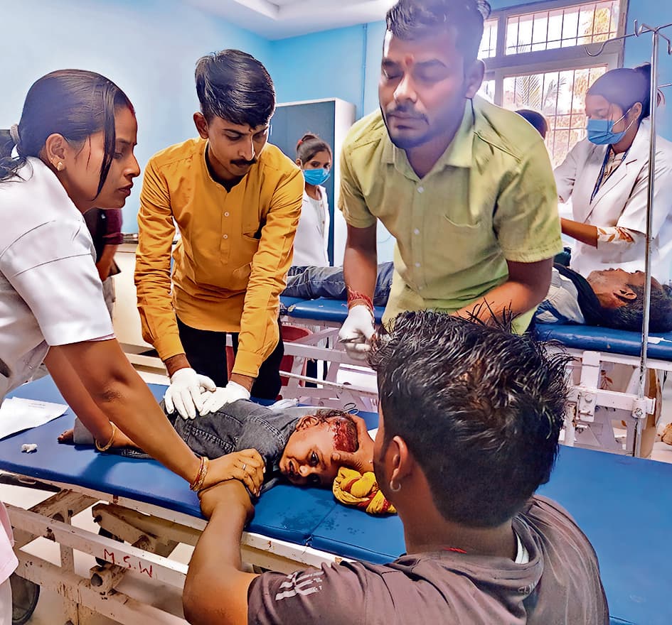 सड़क हादसे में बाइक सवार मां-बेटा जख्मी