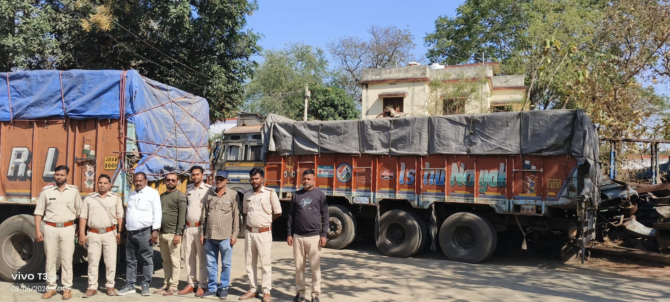 Giridih News: सफेद पत्थर की तस्करी में जुटे दो ट्रक पकड़ाए, चालक फरार