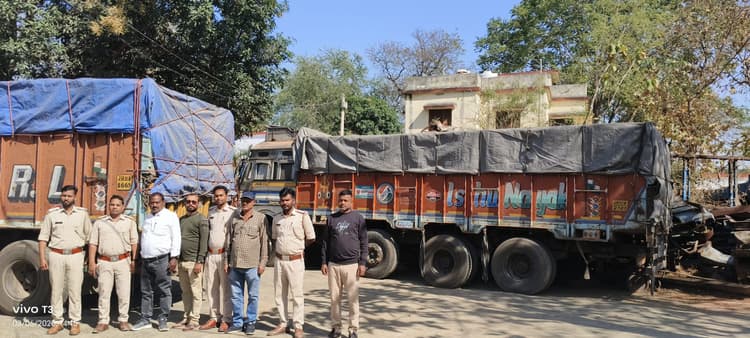 Giridih News: सफेद पत्थर की तस्करी में जुटे दो ट्रक पकड़ाए, चालक फरार